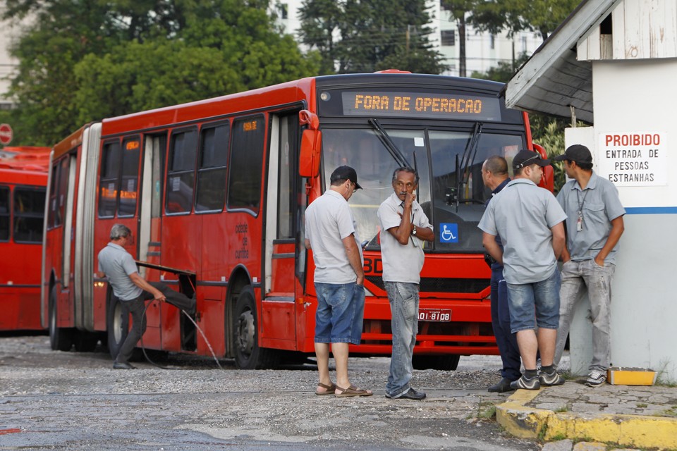 Motoristas e cobradores de Curitiba voltam a reclamar de atraso salarial