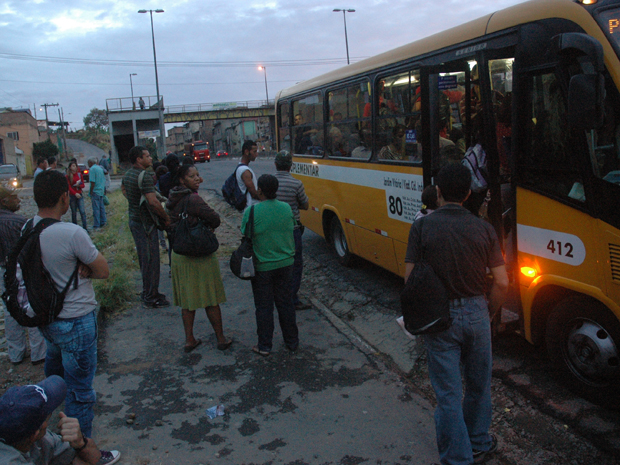 Motoristas e cobradores de ônibus coletivos entram em greve em BH