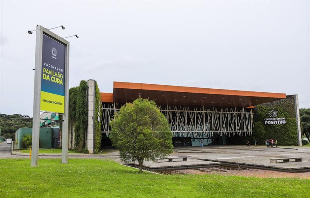Curitiba cria linha de ônibus para transporte de pessoas até local de vacinação contra a Covid-19