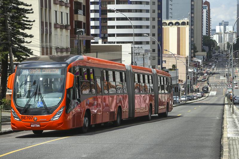 Com bandeira vermelha, movimento nos ônibus de Curitiba cai 21% no primeiro dia útil