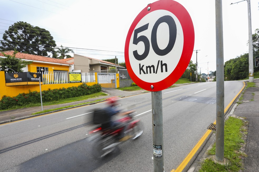 Vias de Curitiba passam a ter padrão de 50 km/h como velocidade máxima