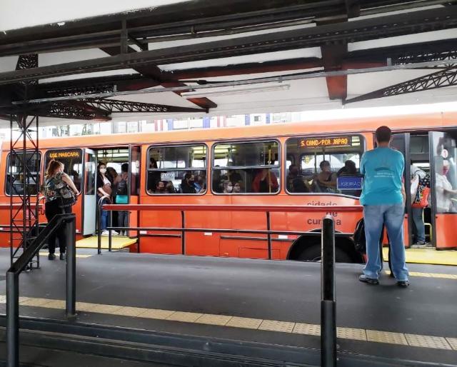 Fiscalizações do TCE-PR confirmam excesso de passageiros nos ônibus de Curitiba