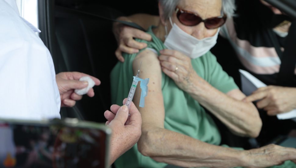 Após inicio da vacinação, casos e mortes de idosos diminuem em Curitiba