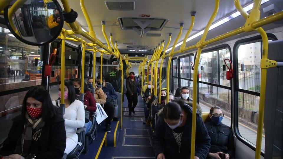 Curitiba amplia lotação máxima dos ônibus em decreto sobre a pandemia