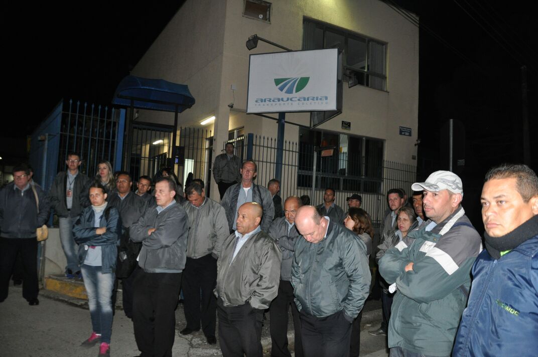Depois de greve nesta manhã (1º), Araucária Matriz paga parcela do 13º aos trabalhadores