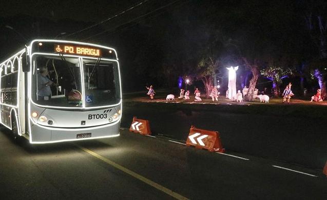 Ônibus drive-thru percorrem espetáculos de Natal no Barigui e Náutico