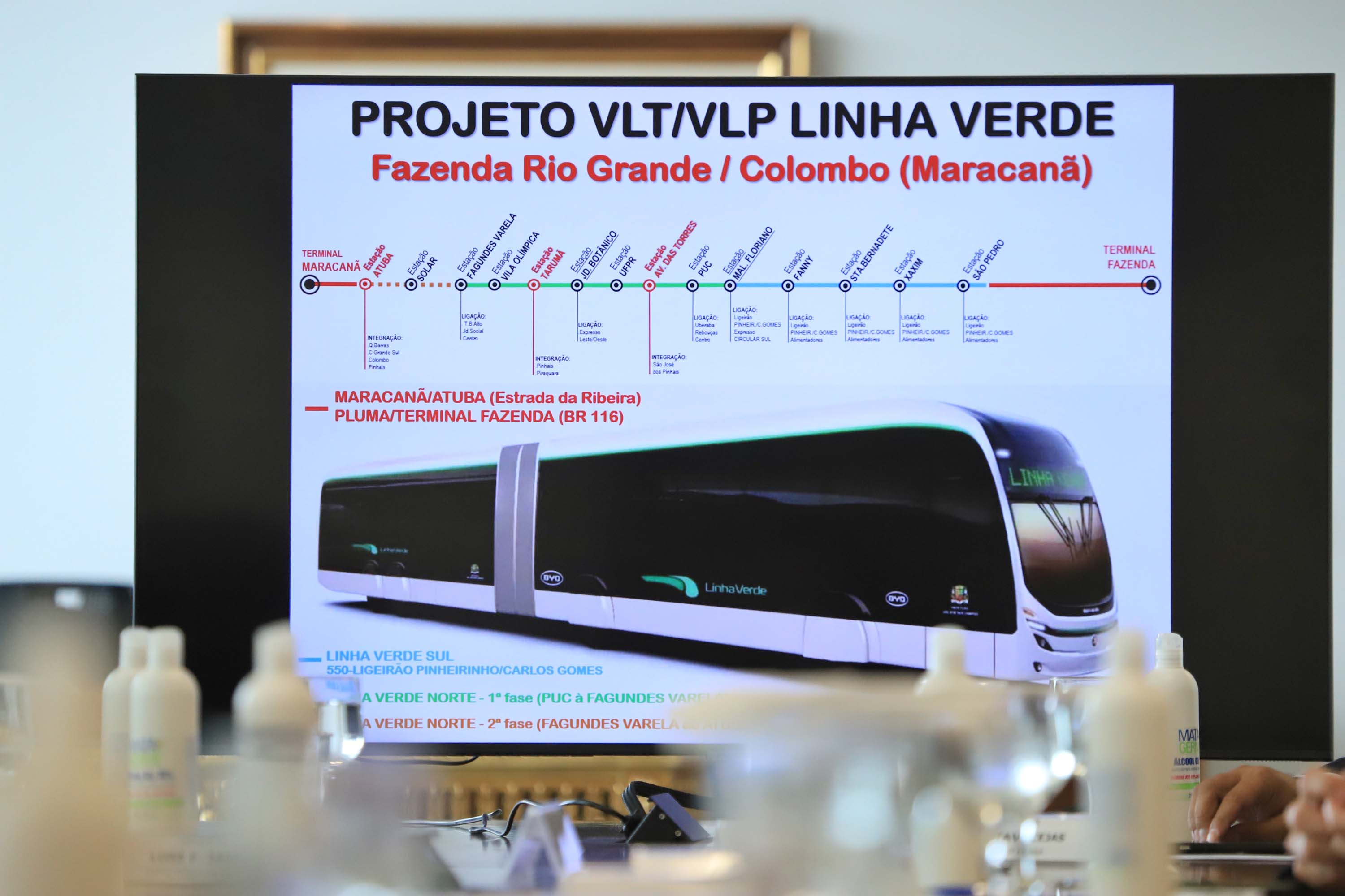 Ratinho Júnior se reúne com BYD e estuda VLT ou ônibus elétricos na região metropolitana de Curitiba