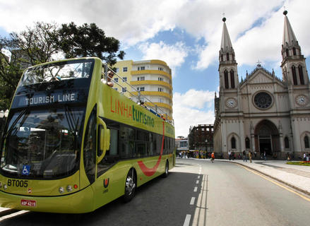 Linha Turismo de Curitiba dobra número de ônibus nas férias