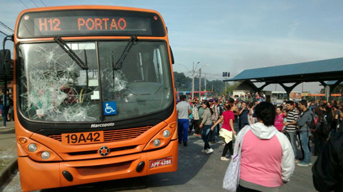 Usuários do transporte coletivo em Araucária protestam contra fim da integração