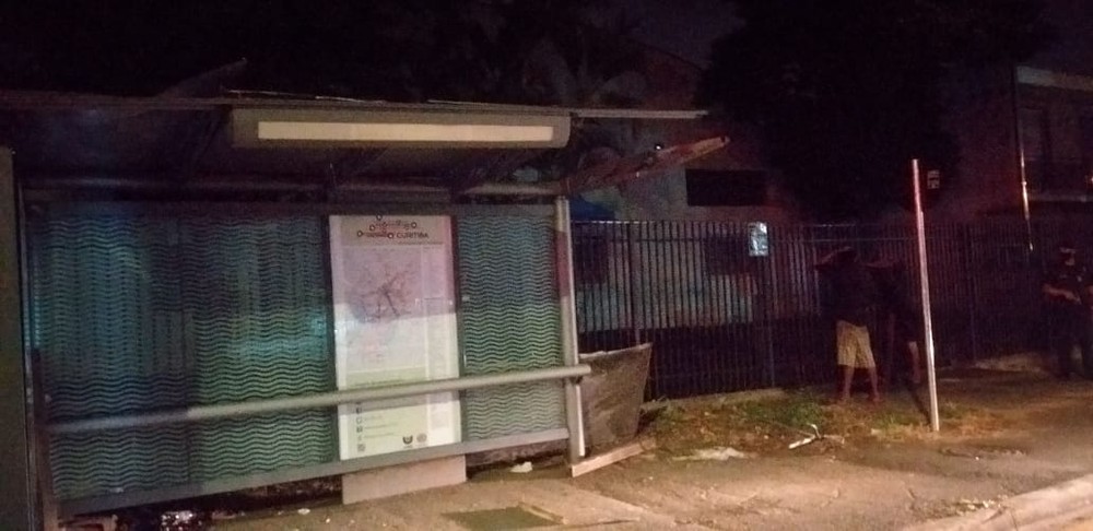 Homens são presos pela Guarda Municipal suspeitos de vandalizar ponto de ônibus em Curitiba
